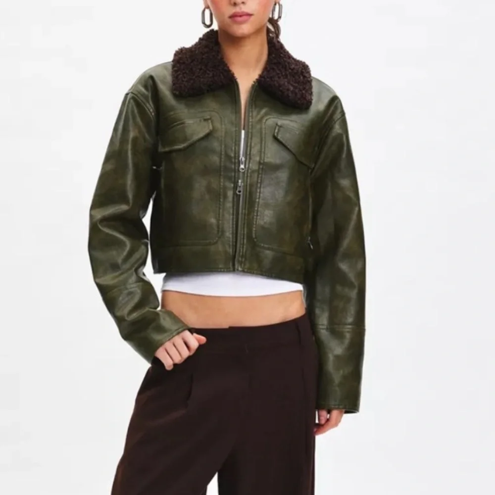 Revolve - BDG Janine green faux leather moto jacket with brown collar - Picture 2 of 2